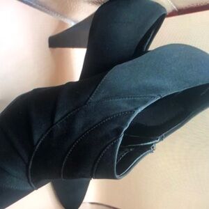 Black booties heeled ankle booties size 7.5